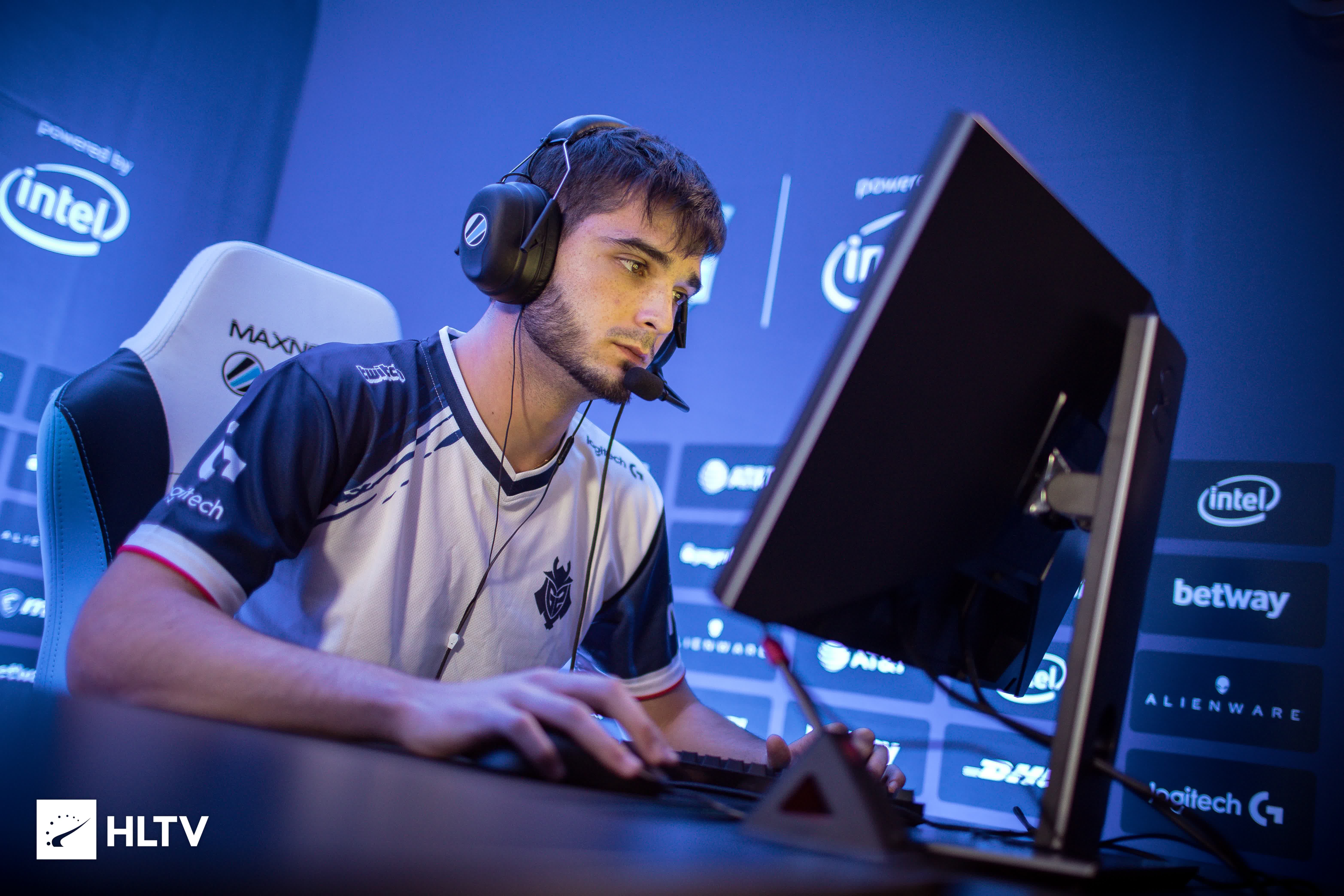 通过中场的 通过中场的